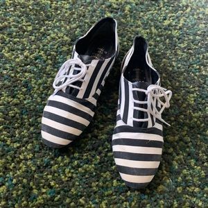 💥FINAL SALE💥 American Apparel lace up flats